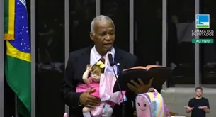Com bebê reborn no colo, deputado diz que ter boneca 'não é pecado'