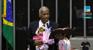 Imagem referente à matéria: Com bebê reborn no colo, deputado diz que ter boneca 'não é pecado'
