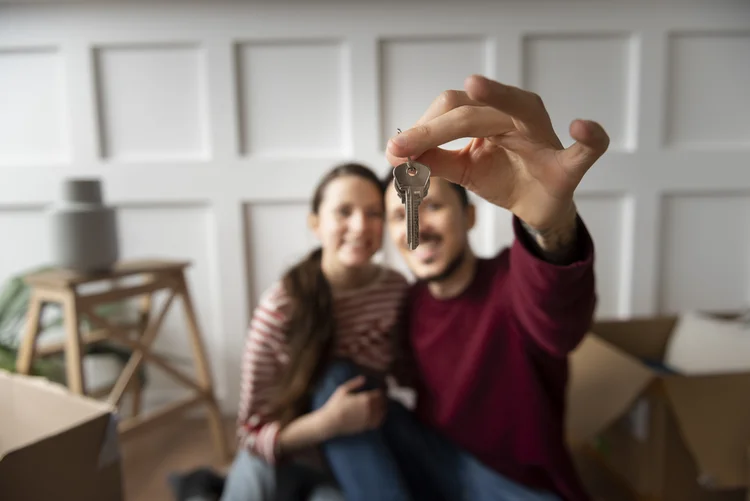 Casal exibe chave do primeiro imóvel: empresa facilitou mais de 200 vendas em Ontário, no Canadá (Freepik)