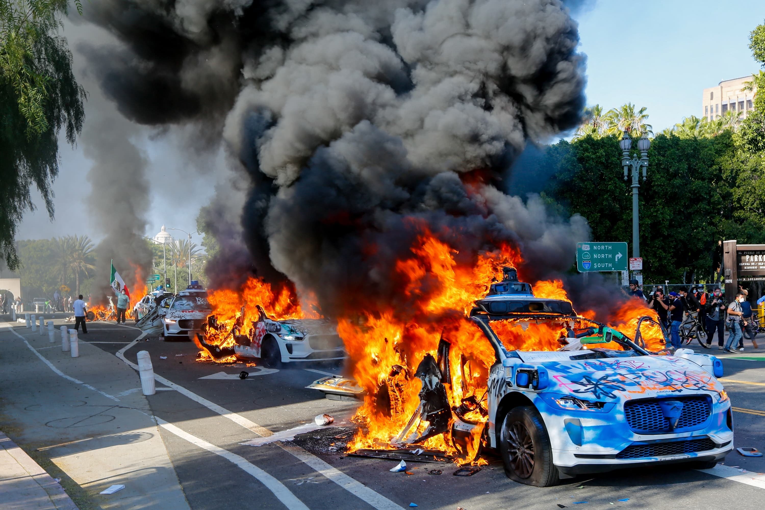 Revolta contra as máquinas: Veículos autônomos da Waymo são incendiados em Los Angeles