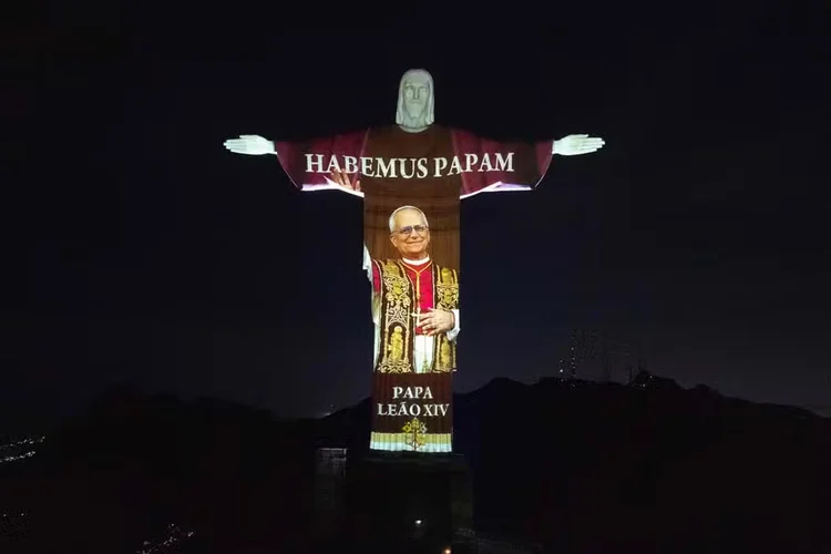 Cristo Redentor fez homenagem ao novo chefe da Igreja Católica (AFP)