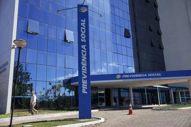 A apuração conduzida pela PF identificou indícios de repasses irregulares de recursos por meio de associações conveniadas ao INSS, que operariam descontos automáticos nos contracheques de aposentados. (Divulgação / Agência Brasil)