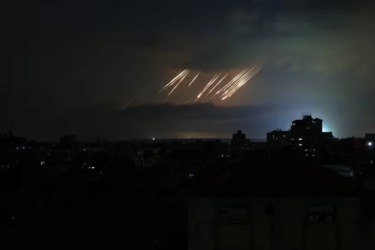 Mísseis iranianos disparados contra Israel, vistos da Faixa de Gaza (Eyad BABA / AFP)