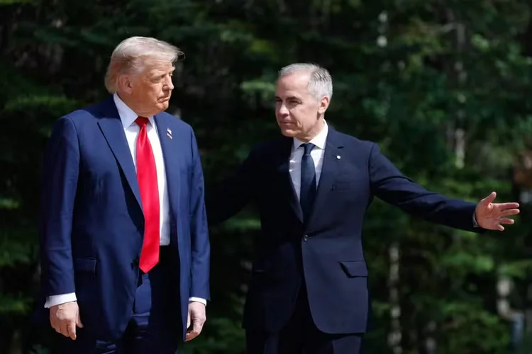 Presidente dos EUA, Donald Trump, ao lado do premier canadense, Mark Carney, antes de reunião de líderes do G7 (Ludovic MARIN / POOL / AFP)