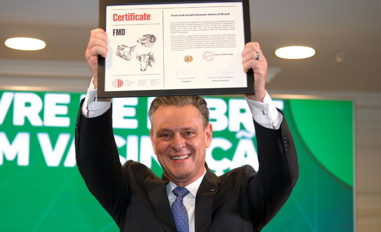 Em Paris, Lula e Fávaro recebem certificado de que Brasil está livre de febre aftosa