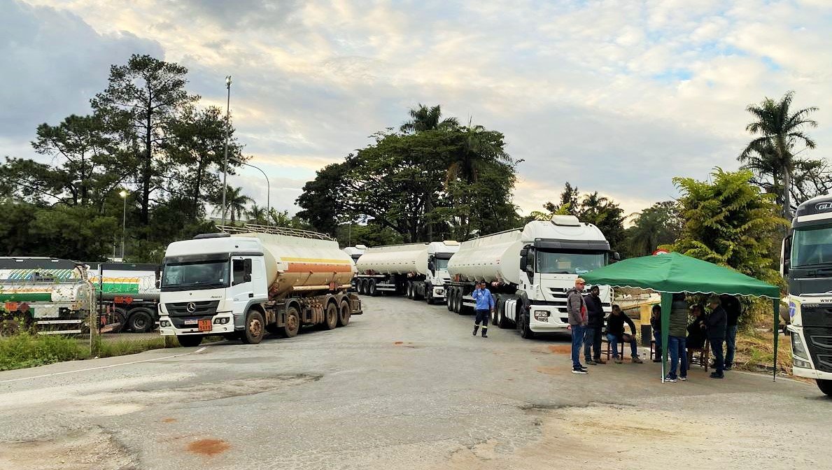 Caminhoneiros suspendem greve em Minas Gerais após acordo com a Vibra Energia