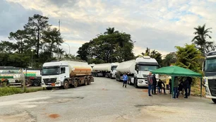 Imagem referente à matéria: Caminhoneiros suspendem greve em Minas Gerais após acordo com a Vibra Energia