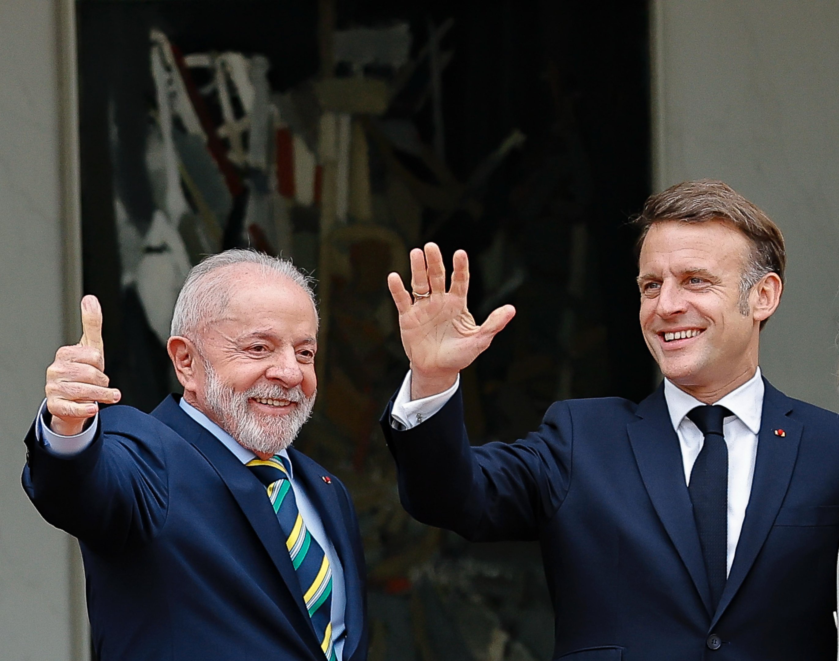 Em Paris, Lula diz que mundo precisa estar preparado para combater extrema direita