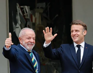 Em Paris, Lula diz que mundo precisa estar preparado para combater extrema direita