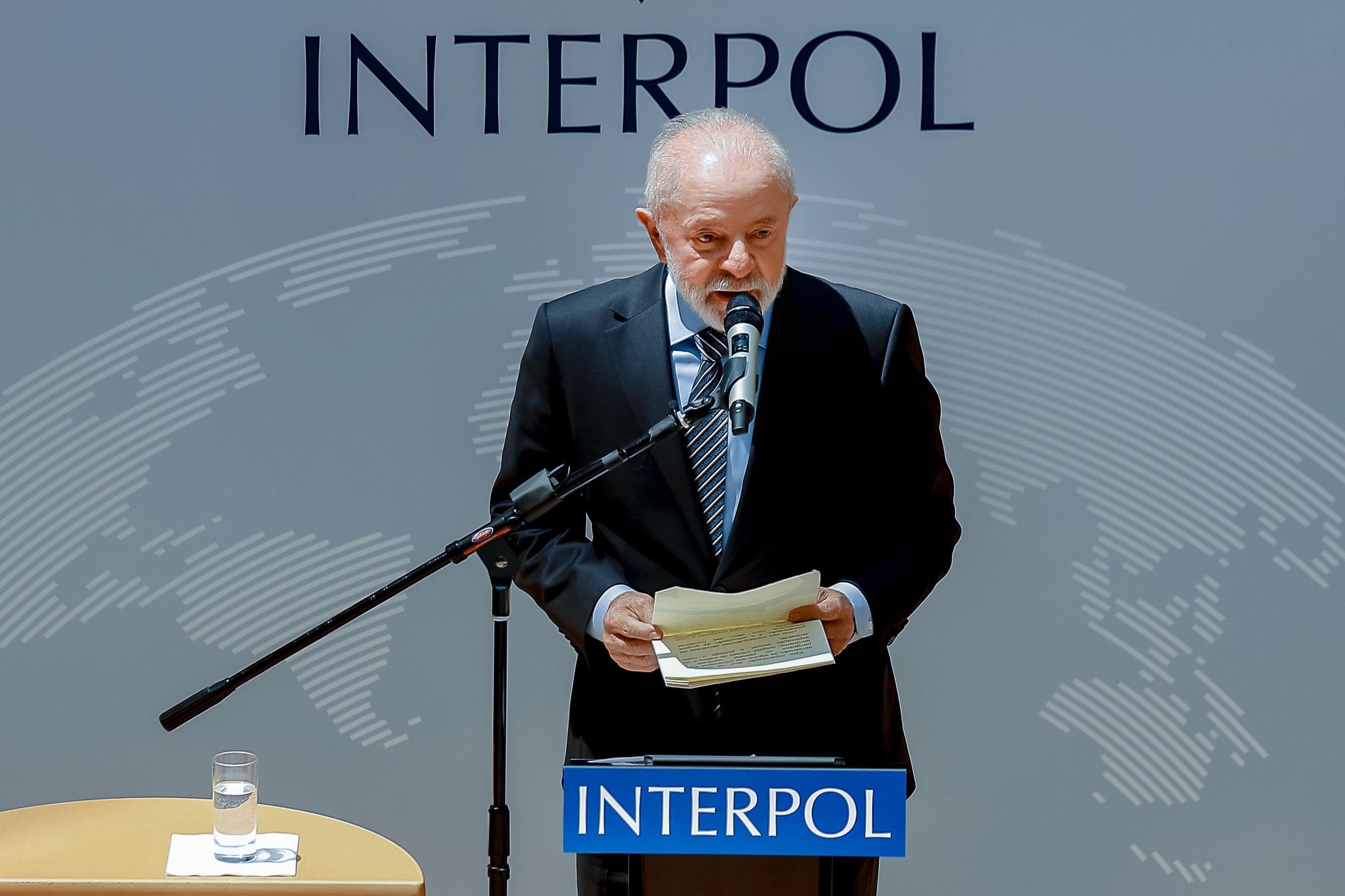 Lula encerra viagem de 5 dias à França com visita à sede da Interpol