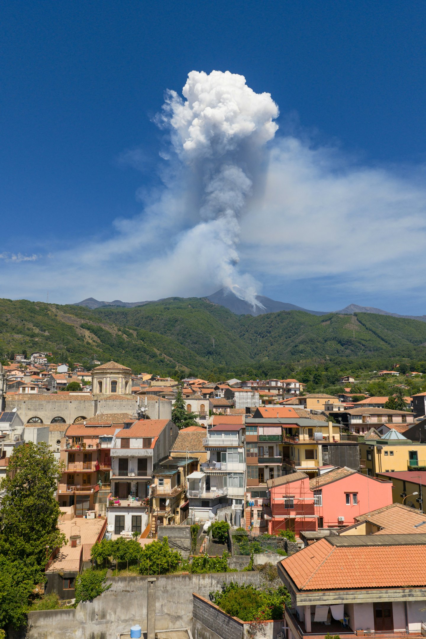 Vulcão Etna entra em erupção e gera alerta na Europa
