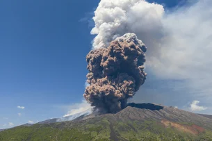 Vulcão Etna: piloto brasileiro registra erupção e nuvem de fumaça; veja vídeos