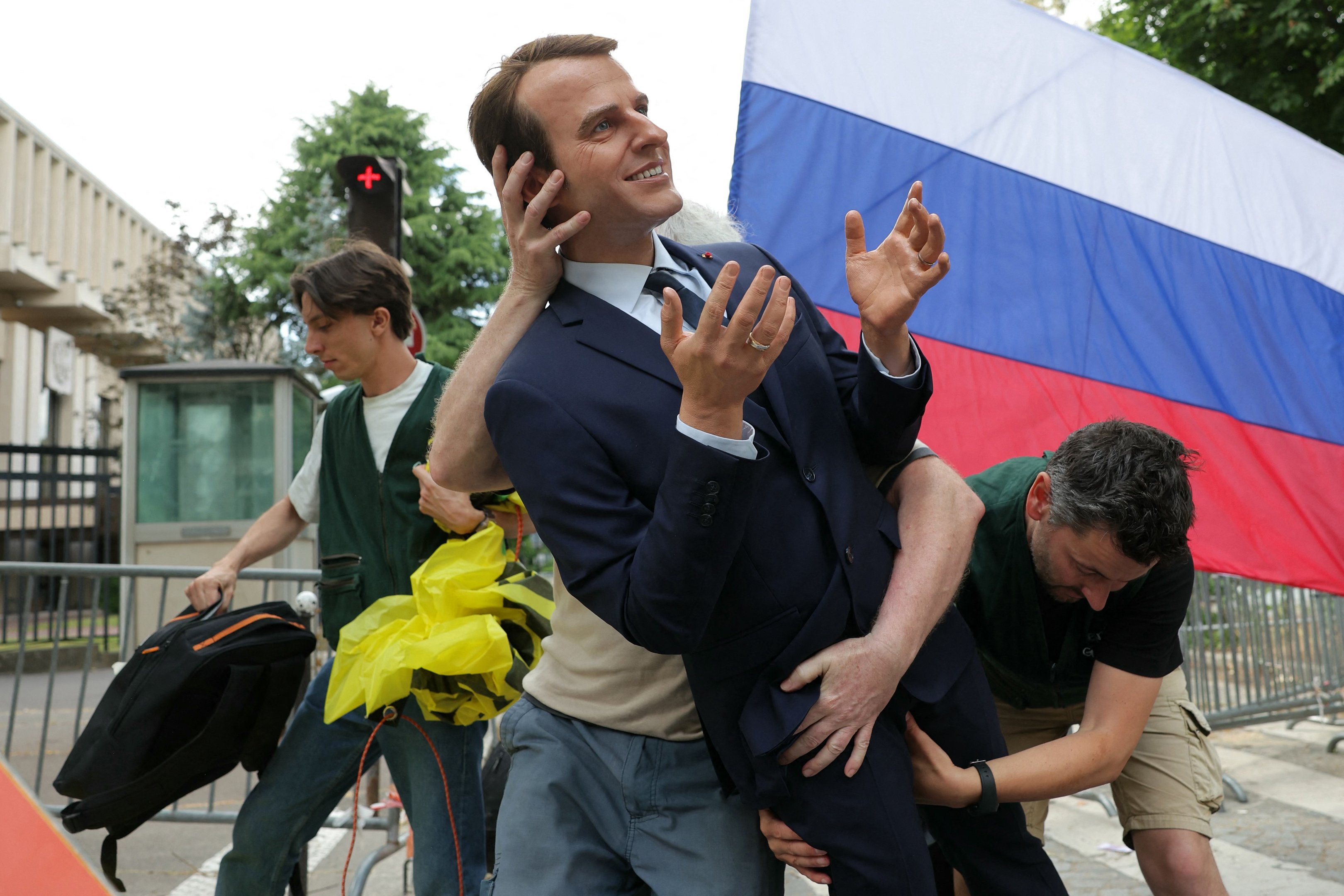 Ativistas roubam estátua de cera de Emmanuel Macron para fazer protesto
