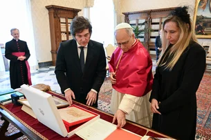 Papa Leão XIV recebe Milei no Vaticano e ressalta luta contra a pobreza