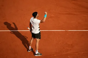 Em jogo épico, Carlos Alcaraz conquista o bicampeonato de Roland Garros