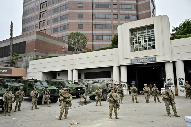 Protestos: tropas da Guarda Nacional tomaram posições em Los Angeles, neste domingo, 8, sob ordens do presidente dos EUA (Frederic J. Brown/AFP)