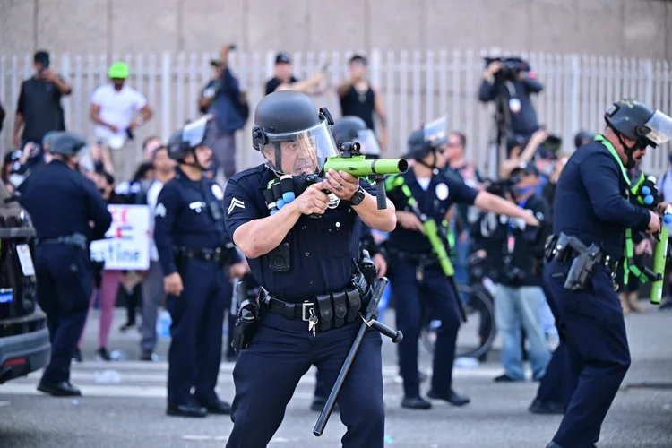 A polícia de Los Angeles ordenou no domingo a proibição de reuniões no centro da cidade (AFP)