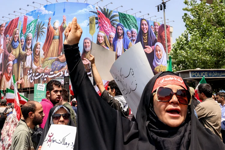 Manifestantes protestam contra os ataques de Israel em Teerã, na sexta, 13 (Atta Kenare/AFP)