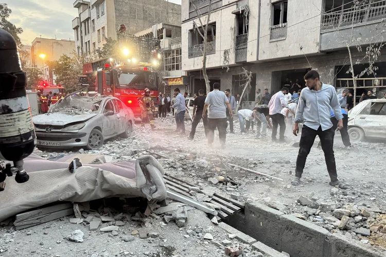 Área em Teerã atacada por bombardeio israelense, em 13 de junho (Meghdad Madadi/AFP)