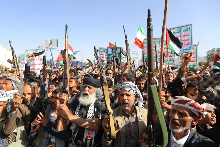 Protesto no Iêmen contra ataques de Israel ao Irã, nesta sexta-feira, 13, em Sana (Mohammed Huwais/AFP)