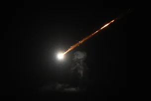 Irã revida e ataca Israel com centenas de mísseis; explosões foram ouvidas em Tev Aviv e Jerusalém