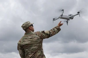 Imagem referente à matéria: Manual da Anac prevê ave de rapina e canhão de água para derrubar drones em aeroportos