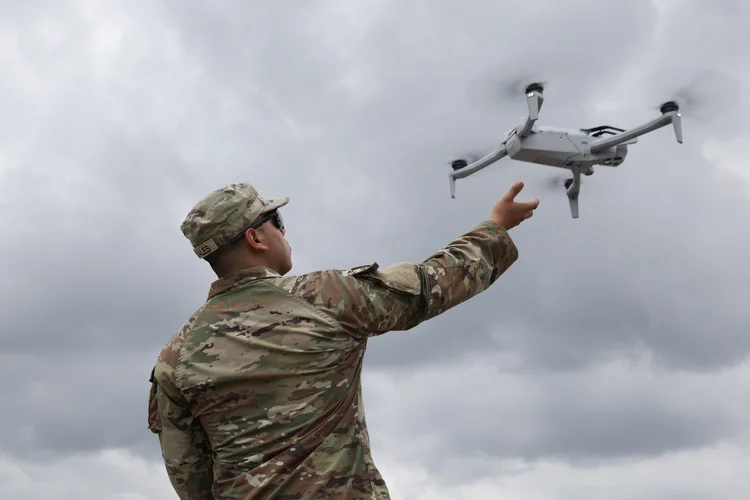 
Soldado dos EUA com drone durante evento em Arlington, Virgínia, em 14 de junho (Samuel Corum/AFP)