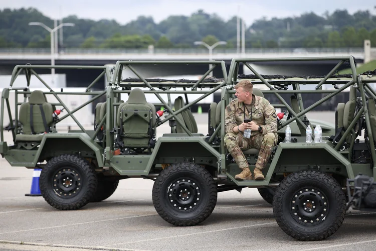 Soldado americano em Arlington, Virgínia, antes de desfile militar, em 14 de junho (Samuel Corum/AFP)