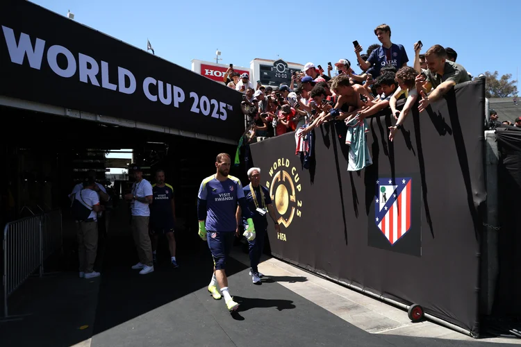 Goleiro Oblak, do Atlético de Madrid, é apresentado para enfrentar o PSG no Mundial de Clubes da Fifa (Harry How / AFP)