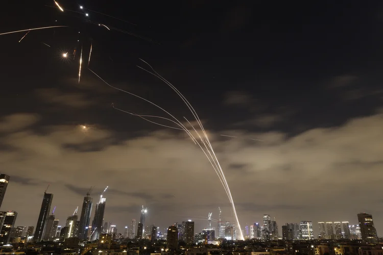 O formulário deve ser respondido por pessoa, independentemente da idade. Entretanto, a embaixada disse que, até o momento, “não há um plano para eventual operação de repatriação ou evacuação de brasileiros a partir de Israel. (Jalaa Marey/AFP)