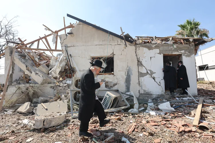 Judeu ortodoxo em local atingido por míssil em Moshav Zavdiel, Israel, nesta segunda-feira, 16 (Gil Cohen-Magen/AFP)