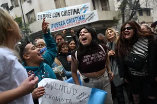 'Argentina com Cristina', apoiadores de Kirchner protestam contra sua condenação