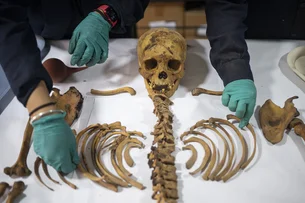 Múmia de mil anos é achada por acaso em obra de gás no Peru