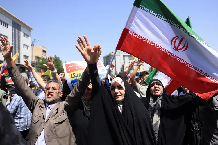 Iranianos protestam contra Israel em Teerã, em 20 de junho (AFP)