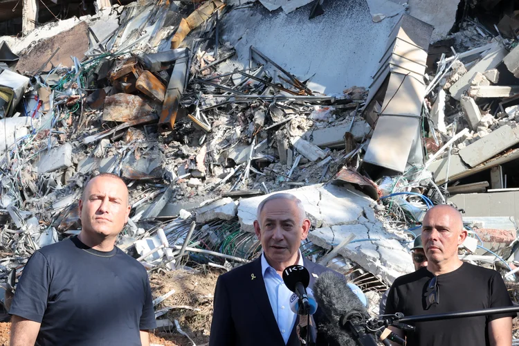Benjamim Netayanu, premiê de Israel, faz discurso em frente a prédio atingido por míssil do Irã, em Rehovot, em 20 de junho (Jack Guez/AFP)