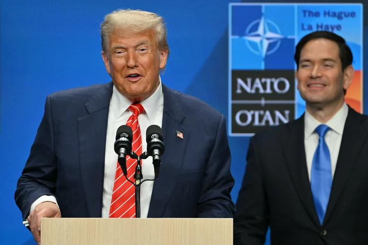 O presidente Donald Trump, ao lado do secretário Marco Rubio, durante reunião da Otan, em Haia (Nicolas Tucat/AFP)