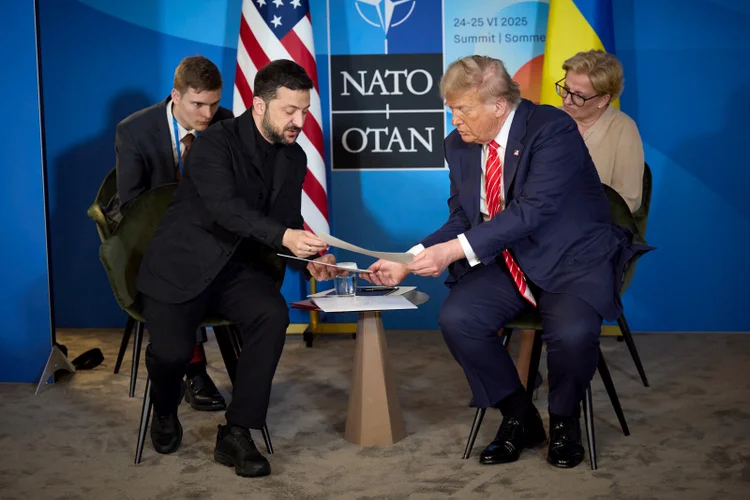 Trump e Zelensky durante reunião da Otan: Kiev recebe bilhões em ajuda do bloco todos os anos, e agora passa a virar a balança de poder do conflito contra a Rússia (Presidência da Ucrãnia/AFP)