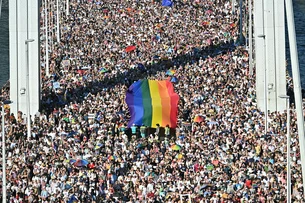 Proibida pelas autoridades, Marcha do Orgulho de Budapeste começa com milhares de pessoas