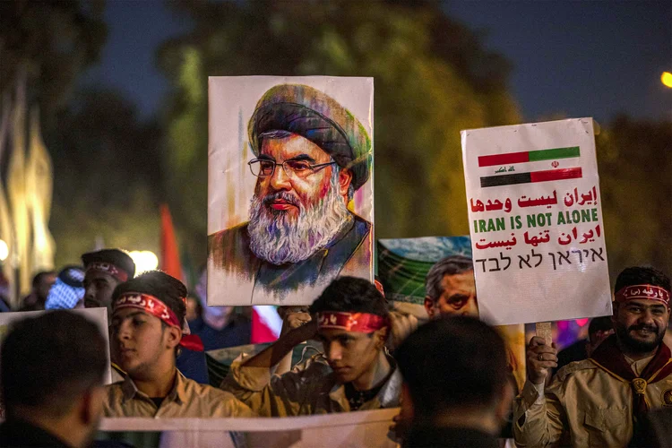 Imagem do líder do Hezbollah Hassan Nasrallah, exibida em Bagdá durante homenagens a membros da Guarda Revolucionária mortos durante ataques de Israel, em 28 de junho (Murtadha Ridha/AFP)