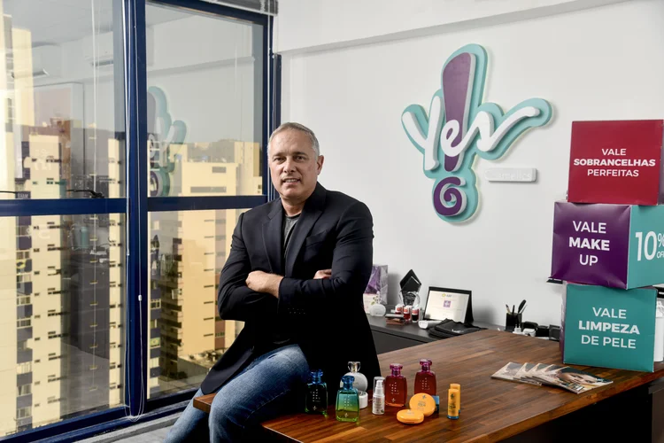 Cândido Espinheira, fundador da Yes! Cosmetics: “Eu queria montar a linha do meu jeito, pensando em como o consumidor queria ser atendido. Mas com marca dos outros, você fica engessado” (Leo Caldas / Yes! Cosmetic/Divulgação)