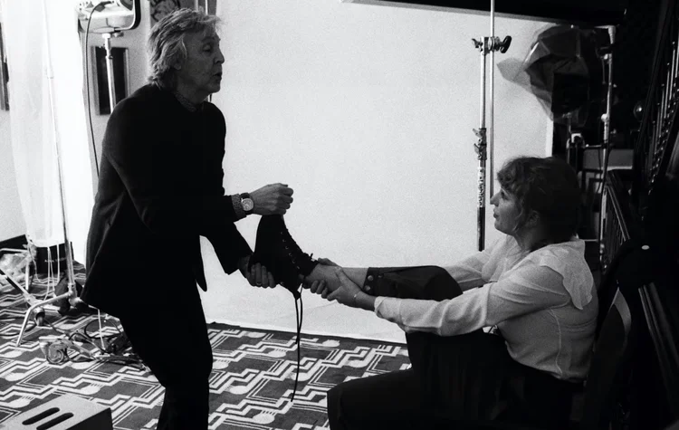 Paul McCartney e Taylor Swift: cantores brincaram durante ensaio para a revista Rolling Stone (Facebook/Reprodução)