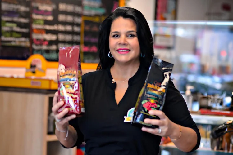 Celina Bredemann, cofundadora da Araras Coffee: “Saia do conforto. Acredite nos seus sonhos, mesmo que tudo pareça impossível. Eu comecei a empreender com uma cafeteira e hoje tenho o meu próprio negócio” (Celina Bredemann /Divulgação)