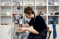 Imagem referente à notícia: Na contramão da Black Friday, Veja conserta tênis de graça em São Paulo