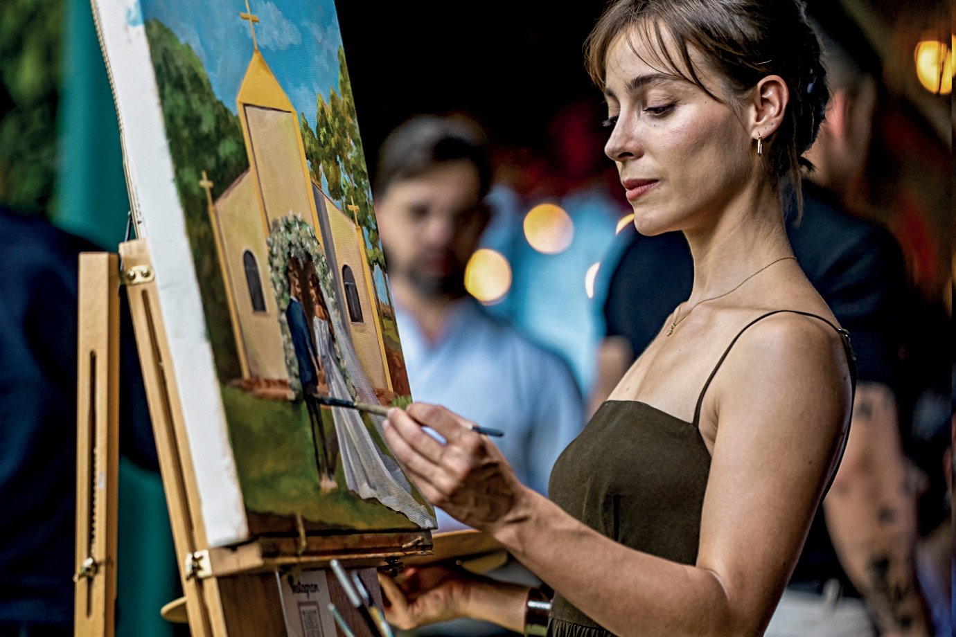 Memórias em aquarela: como fazer pinturas em casamento virou um negócio para essa paranaense