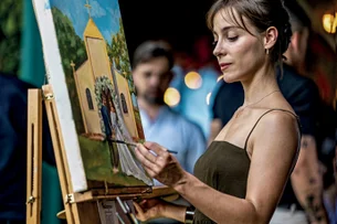 Memórias em aquarela: como fazer pinturas em casamento virou um negócio para essa paranaense