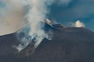 Vulcão Etna lança enorme nuvem de cinzas, rochas e gases
