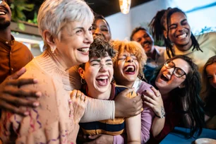 Imagem referente à matéria: Ageless: sua empresa está preparada para ter uma cultura no mundo intergeracional?
