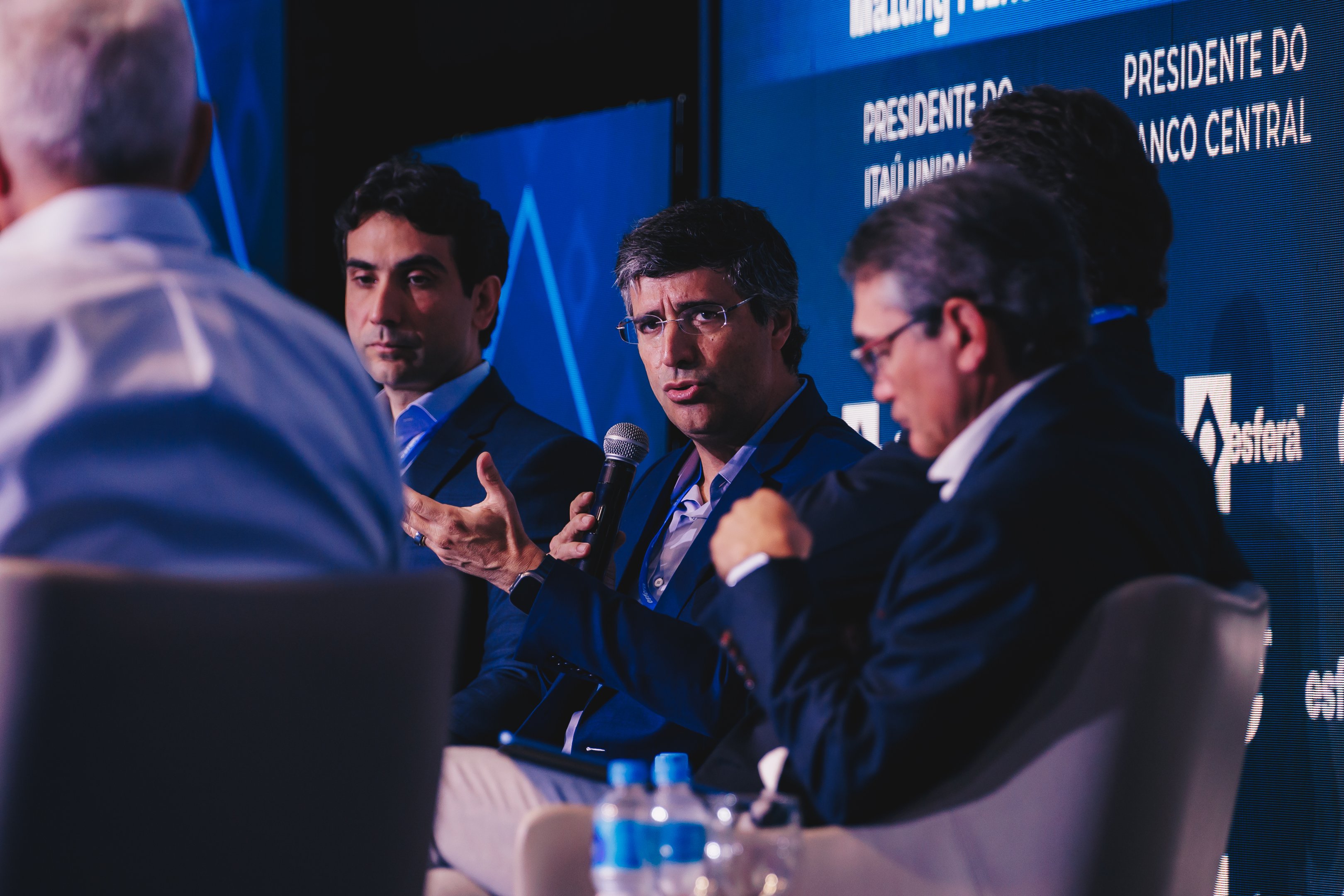Da esquerda para a direita: Gabriel Galípolo e André Esteves no Fórum Esfera Brasil, no Guarujá (SP)