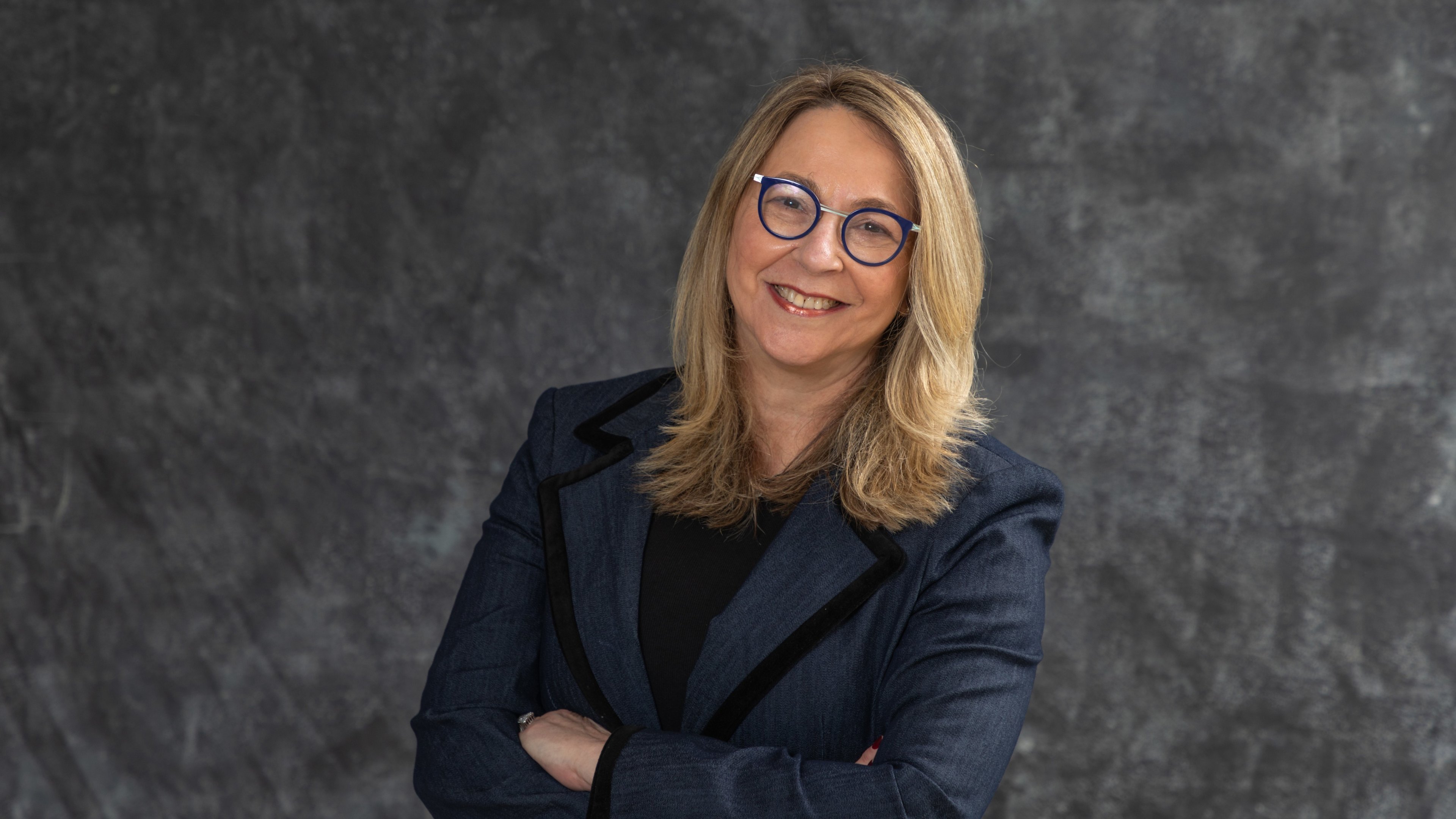 Trabalhe duro e invista na educação, afirma Daniela Berger Pollack, CFO do College Board, Nova York
