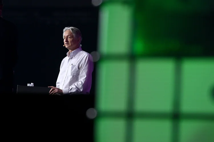 Geoffrey Hinton, professor de ciência da computação na Universidade de Toronto e ex-Google: "Você teria que ser muito qualificado para ter um emprego que a IA simplesmente não poderia fazer" (Ramsey Cardy / Colaborador/Getty Images)